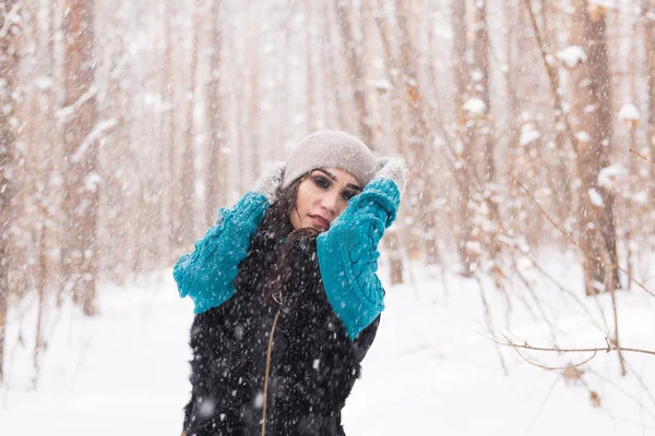 冬時間で歩く幸せな若い女性 雪に覆われた自然でかわいい女の子 — ストック写真