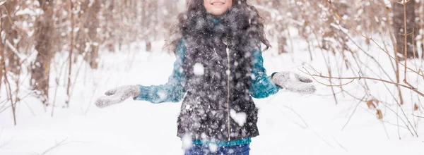 Stagione, svago e concetto di persone: il primo piano della donna è felice e getta neve nella natura invernale — Foto Stock