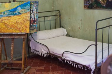 St. Remy de Provence, Fransa - 12 Şubat 2018. St. Paul de Mausole Manastırı 'ndaki Vincent Van Gogh odasının yeniden inşası.