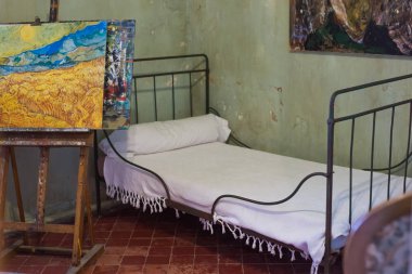 St. Remy de Provence, Fransa - 12 Şubat 2018. St. Paul de Mausole Manastırı 'ndaki Vincent Van Gogh odasının yeniden inşası.