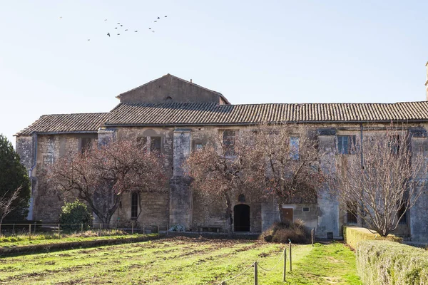 SAINT-REMY-DE-PROVENCE, FRANCE - 12 Φεβρουαρίου 2018. Saint-Paul-de-Mausole, St-Remy-de-Provence. Πρόσοψη της αυλής στο μοναστήρι. — Φωτογραφία Αρχείου