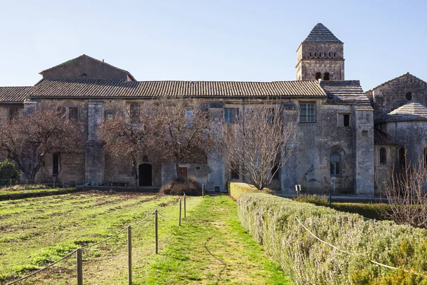 SAINT-REMY-DE-PROVENCE, FRANCIA 12 febbraio 2018. Saint-Paul-de-Mausole, St-Remy-de-Provence. Facciata del cortile del monastero . — Foto Stock