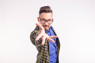 İnsanlar ve jest kavramı - genç adam sen onunla, gülümseyerek, gözlüklü gelmemi davet