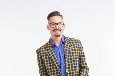 Sakal ve bıyık beyaz arka plan üzerinde durup gözlüklü ceketli yakışıklı adamı