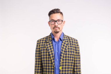 insanlar, moda ve stil kavramı - genç şık hipster adam beyaz arka plan üzerinde