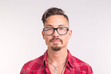 Yakışıklı delikanlı kareli gömlek ve beyaz arka planda gülümseyen bardakları