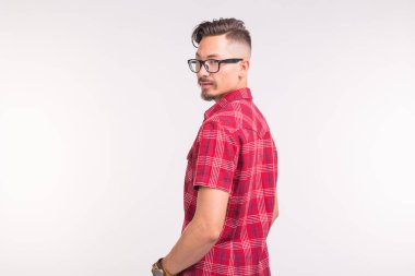 İnsanlar, güzellik ve moda kavramı - portre şık yakışıklı delikanlı kopya alanı ile beyaz arka plan üzerinde yakından