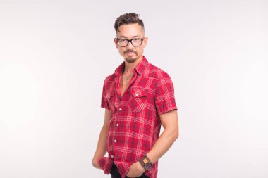 İnsanlar, güzellik ve moda kavramı - portre genç şık yakışıklı adam beyaz arka plan üzerinde yakından