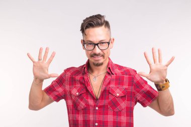 Duygu ve insanlar kavramı - yakışıklı adam onun eller ya da seni korkutuyor, gösterilen beyaz arka plan üzerinde giyen kareli gömlek ve gözlük.