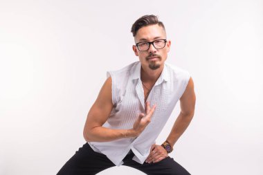 Kişi, giyim ve stil kavramı - beyaz arka plan üzerinde beyaz gömlekli poz seksi yakışıklı delikanlı