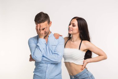 Duygular, ilişki ve insanlar kavramı - komik genç çift her yakın dur ve adam eliyle yüzünü kaplı