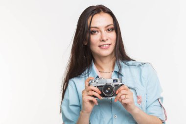 Fotoğrafçı, hobi ve insanlar kavramı - beyaz arka plan üzerinde retro kamera ile genç esmer kadın