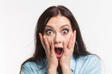Duygu ve insanlar kavramı - genç kadın sürpriz, korkmuş ve beyaz arka plan üzerinde ellerimden ağzına yakın