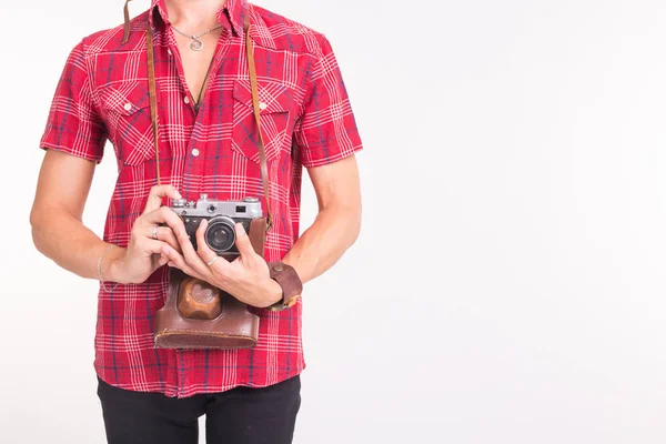 Vintage, fotógrafo e conceito de pessoas - câmera retro em mãos de homens sobre o fundo branco com espaço de cópia — Fotografia de Stock