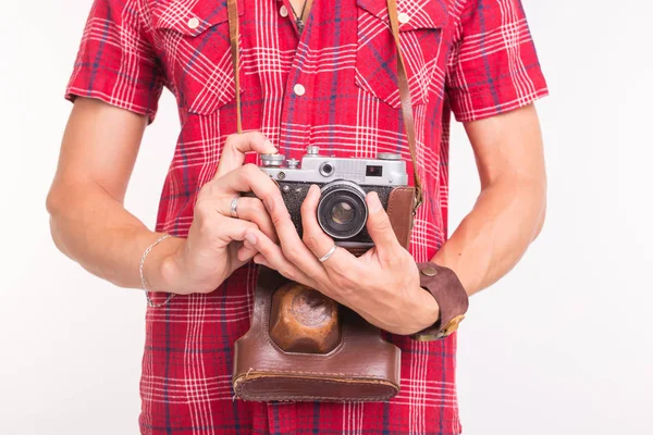 Vintage, fotógrafo e conceito de pessoas câmera retro em mãos de homens sobre o fundo branco — Fotografia de Stock