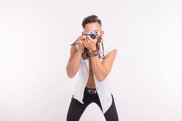 Technologieën, fotograferen en mensen concept - knappe jongeman met retro camera op witte achtergrond — Stockfoto