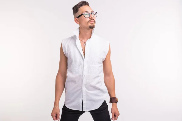 Pessoas, vestuário e conceito de estilo - jovem sexy bonito homem posando em camisa branca no fundo branco — Fotografia de Stock