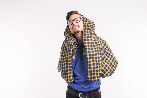 Expressão e conceito de pessoas engraçadas - Retrato de homem sorridente com jaqueta na cabeça sobre fundo branco — Fotografia de Stock