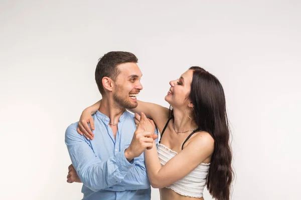 Émotions, plaisir et concept de personnes - Couple drôle riant sur fond blanc — Photo