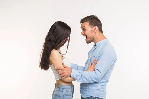 关系和爱概念-有趣的夫妇的画像在白色背景 — 图库照片