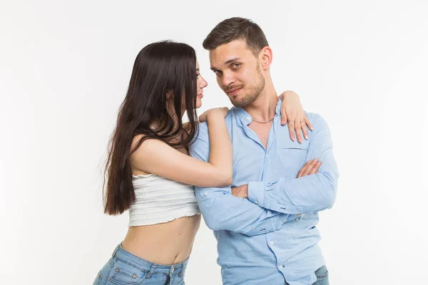 Relation och kärlek koncept - par poserar på vit bakgrund — Stockfoto