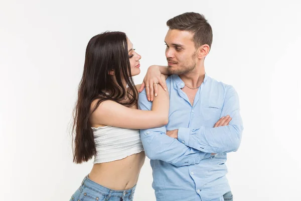 Conceito de relacionamento e amor - Casal posando em fundo branco — Fotografia de Stock