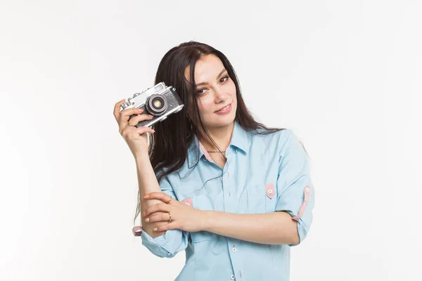 Fotograaf, hobby en vrije tijd concept - close-up portret van een lachende mooie jonge vrouw met een retro camera geïsoleerd op een witte achtergrond — Stockfoto