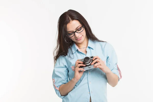 Fotógrafo, hobby y concepto de ocio - Primer plano retrato de una joven joven y sonriente con una cámara retro aislada sobre un fondo blanco —  Fotos de Stock