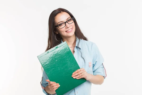 Młoda kobieta studentka z folderu zielony stoi na białym tle — Zdjęcie stockowe