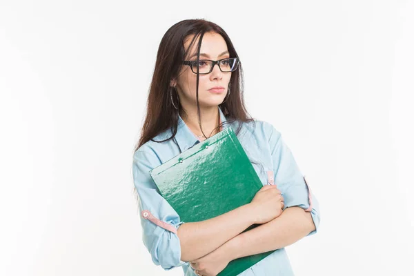 Business- und People-Konzept - schöne junge Frau hält grünen Papierordner über weißem Hintergrund — Stockfoto