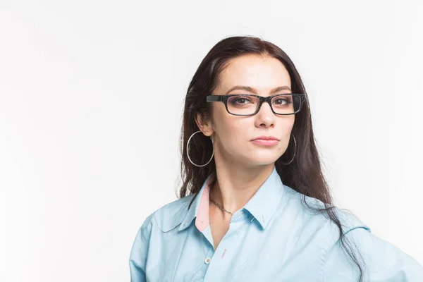 Concepto de negocios y personas: mujer joven que te mira en serio con gafas sobre fondo blanco con espacio para copiar — Foto de Stock
