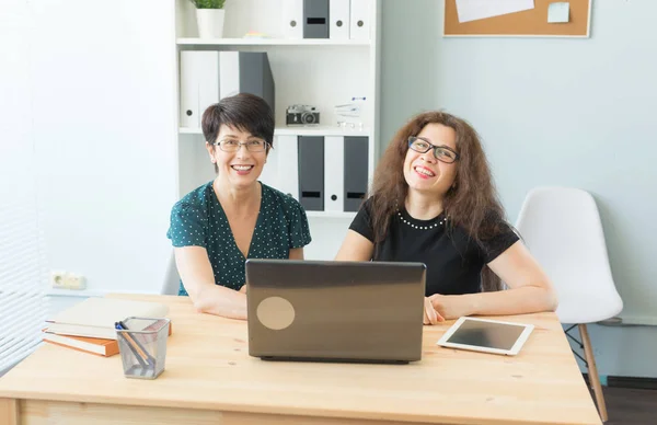 Geschäfts-, Technologie- und Personenkonzept - Frau zeigt ihr Projekt am Laptop einer anderen Frau — Stockfoto