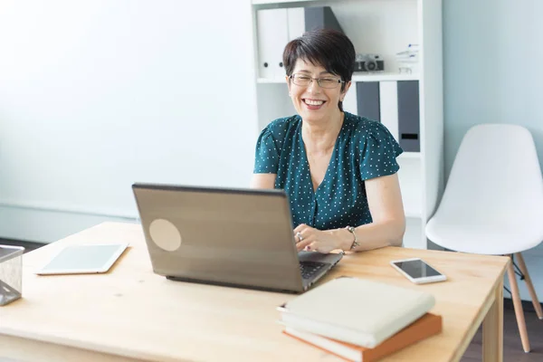 Geschäftsleute und Technologiekonzept - Frau mittleren Alters arbeitet am Laptop — Stockfoto