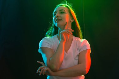 İnsanlar, caz funk ve dans kavramı - genç kadın yüzünü yakınındaki bir elinde karanlık ve beklemeler dans