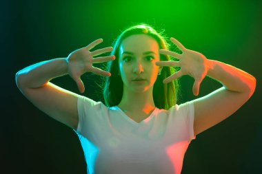 İnsanlar ve kavram - Studio caz funk dansçısı kadın portresi yakından dans