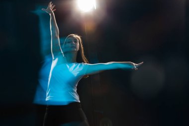 Genç ince genç kadın bir siyah stüdyo arka planda dans