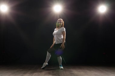 Hip-hop, jazz funk, tecktonik, waacking, trance ve sokak dansları kavramı - genç kadın jazz funk stüdyoda dans