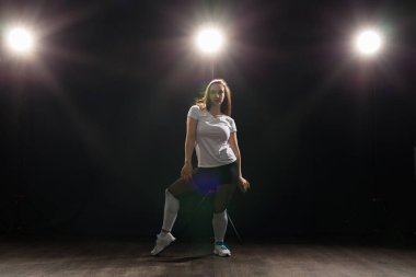 Genç güzel ince kadın Jazz funk bir siyah stüdyo arka planda dans