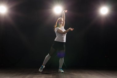 Hip-hop, jazz funk, tecktonik, waacking, trance ve sokak dansları kavramı - genç kadın jazz funk stüdyoda dans