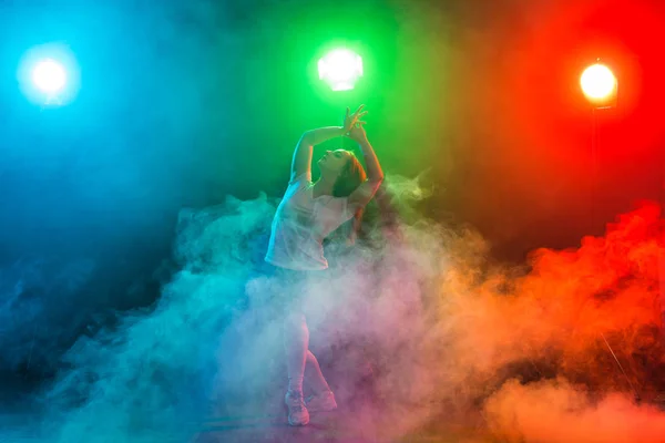 Joven hermosa mujer delgada bailando jazz-funk sobre fondo colorido — Foto de Stock