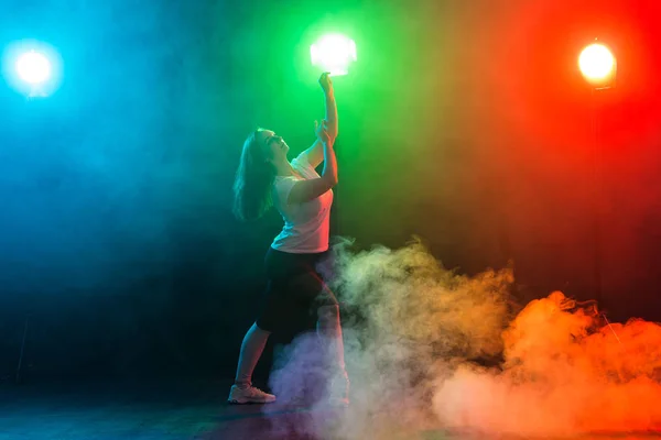 Joven hermosa mujer delgada bailando jazz-funk sobre fondo colorido — Foto de Stock