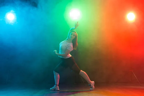 Retrato de larga duración de una joven delgada bailando jazz-funk — Foto de Stock