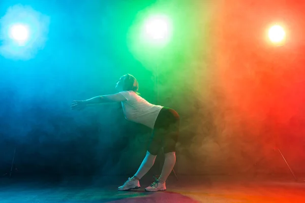 Gente y concepto de baile - Mujer joven europea bailando jazz funk — Foto de Stock