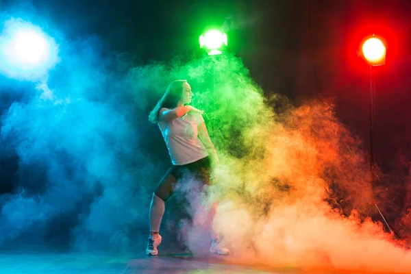 现代舞蹈概念-啦啦队年轻女子在彩色背景跳舞 — 图库照片