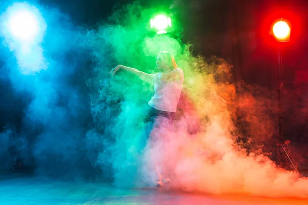 Concepto de danza moderna - Joven animadora bailando sobre fondo coloreado — Foto de Stock
