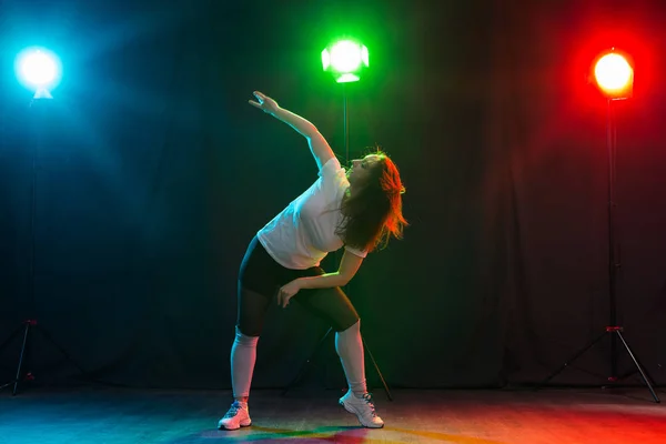 Hip-hop, jazz-funk, tecktonik, waacking, trance y street dances concepto - Mujer bonita bailando jazz funk sobre fondo oscuro — Foto de Stock