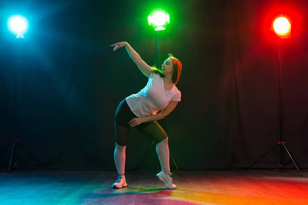 Hip-hop, jazz-funk, tecktonik, waacking, trance y street dances concept - Mujer joven bailando jazz-funk en el estudio — Foto de Stock