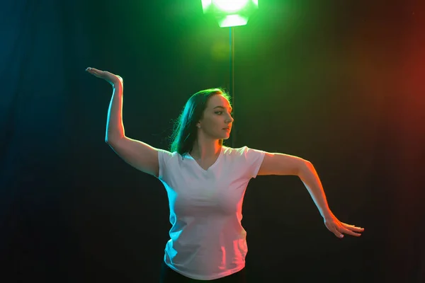 Gente y concepto de baile - Joven mujer fitness bailando jazz funk sobre fondo de color — Foto de Stock