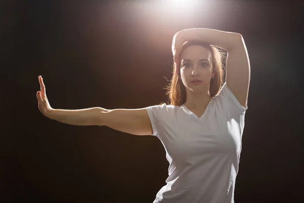 Hip-hop, jazz-funk, tecktonik, waacking, trance y street dances concept - Mujer joven bailando jazz-funk en el estudio — Foto de Stock