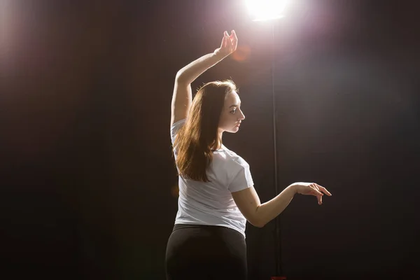 Люди и концепция уличных танцев - Молодая спортсменка танцует джаз-фанк в танцевальном классе — стоковое фото